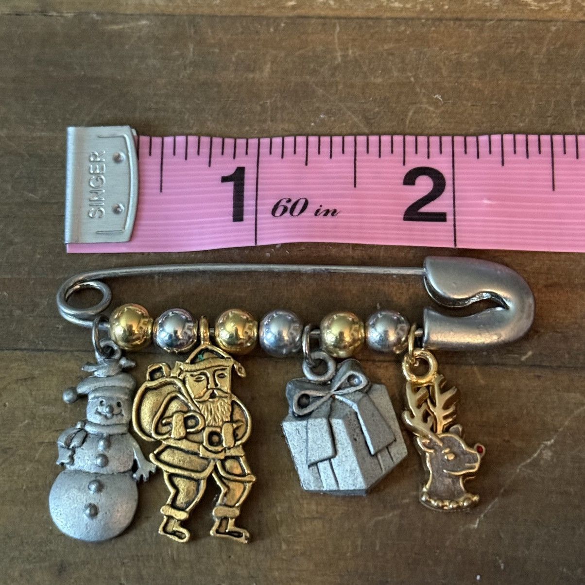 Vintage Vintage two tone Christmas safety pin brooch Size ONE SIZE - 2 Thumbnail