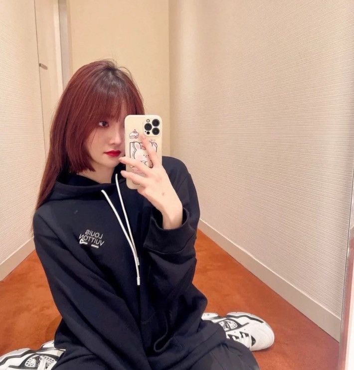 Louis Vuitton LOUIS VUITTON Letter Sweatshirt2412-Nextarrow Size US S / EU 44-46 / 1 - 6 Thumbnail