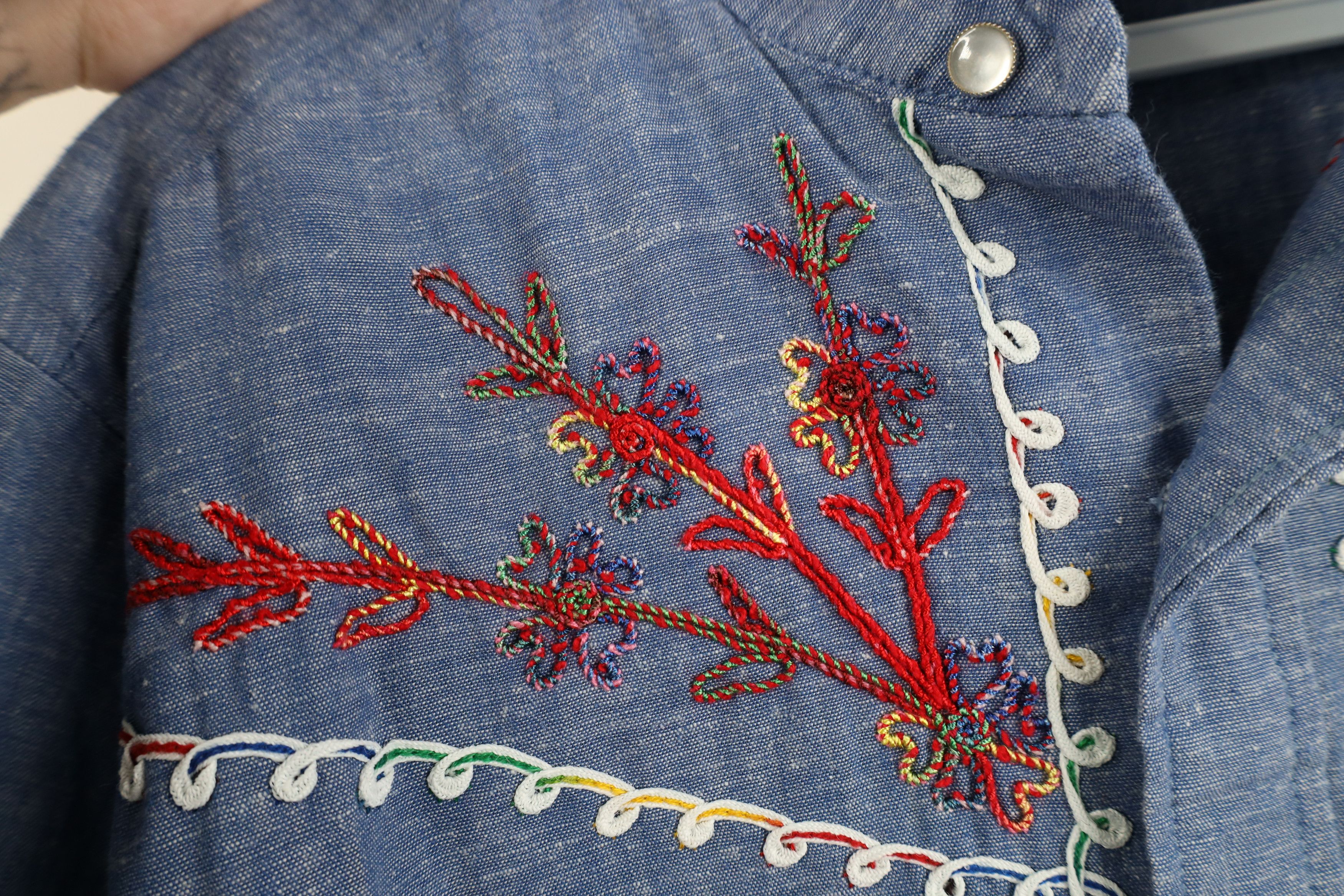 Vintage Vtg 60s 70s Chambray Embroidered Flower Collar Button Shirt Size US S / EU 44-46 / 1 - 7 Thumbnail