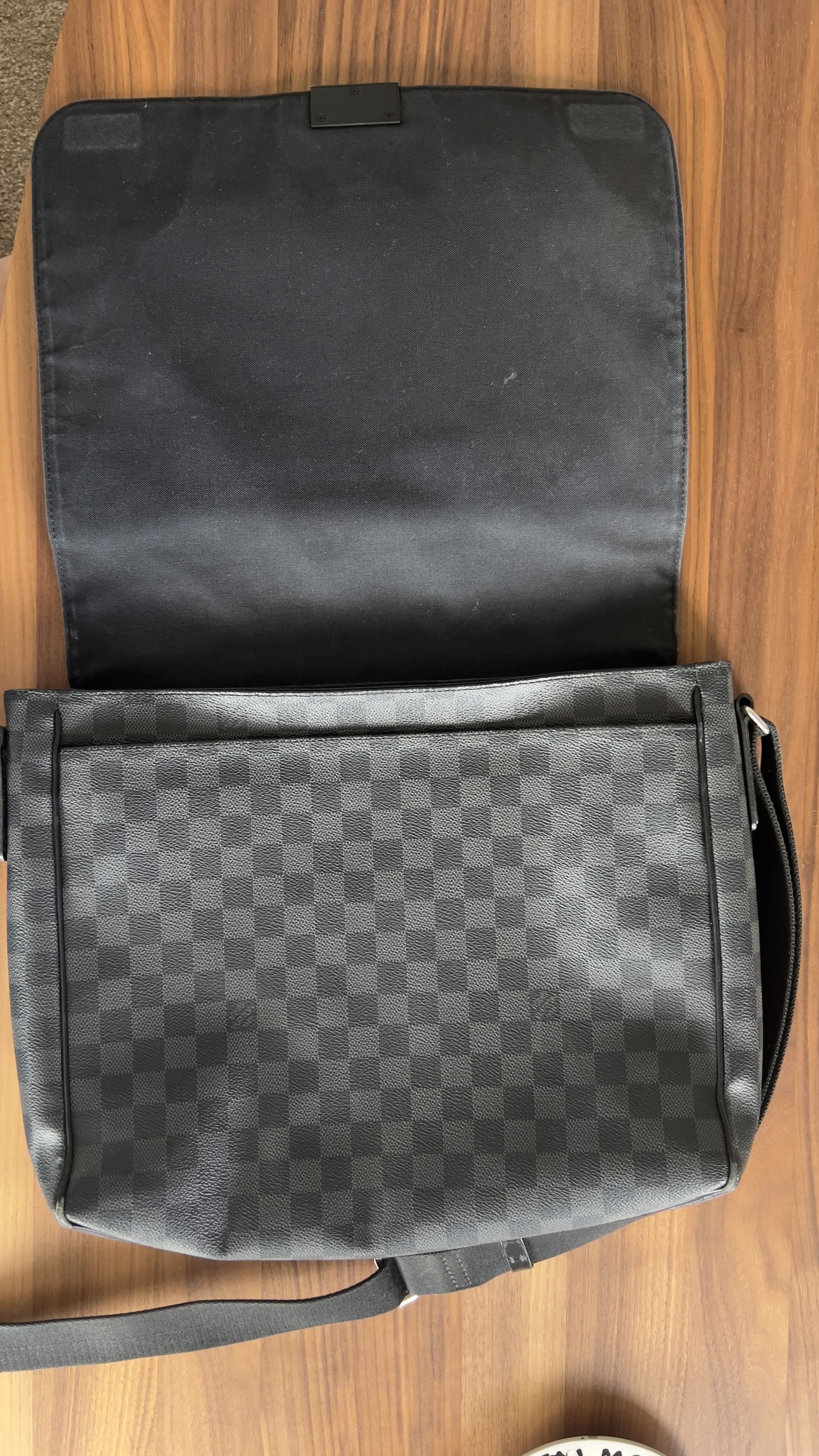 Louis Vuitton Louis Vuitton Damier Graphite District GM Messenger Bag Size ONE SIZE - 3 Thumbnail