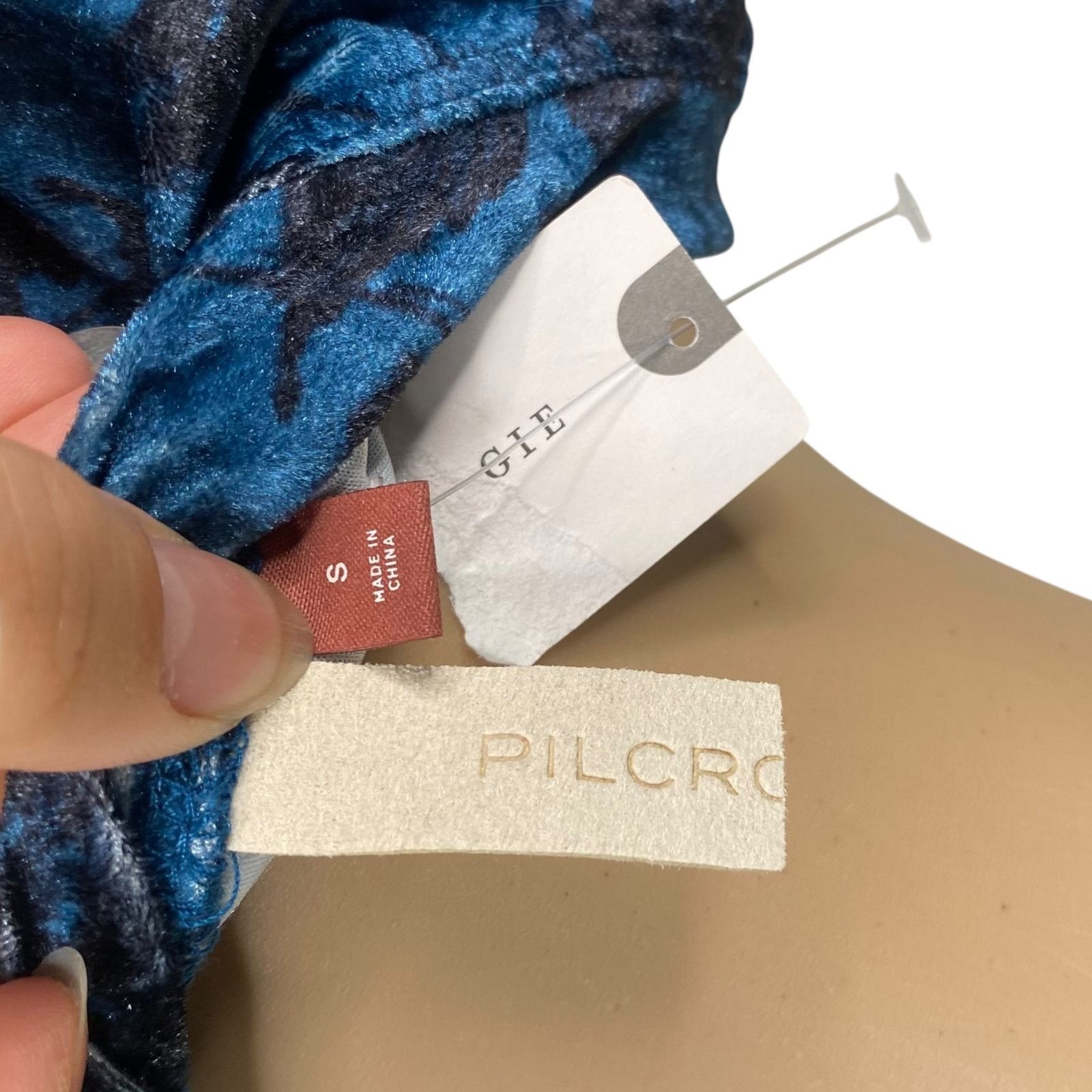 Anthropologie Anthropologie Pilcro NWT Blue Floral Velvet Tank Top SZ S Size S / US 4 / IT 40 - 10 Thumbnail