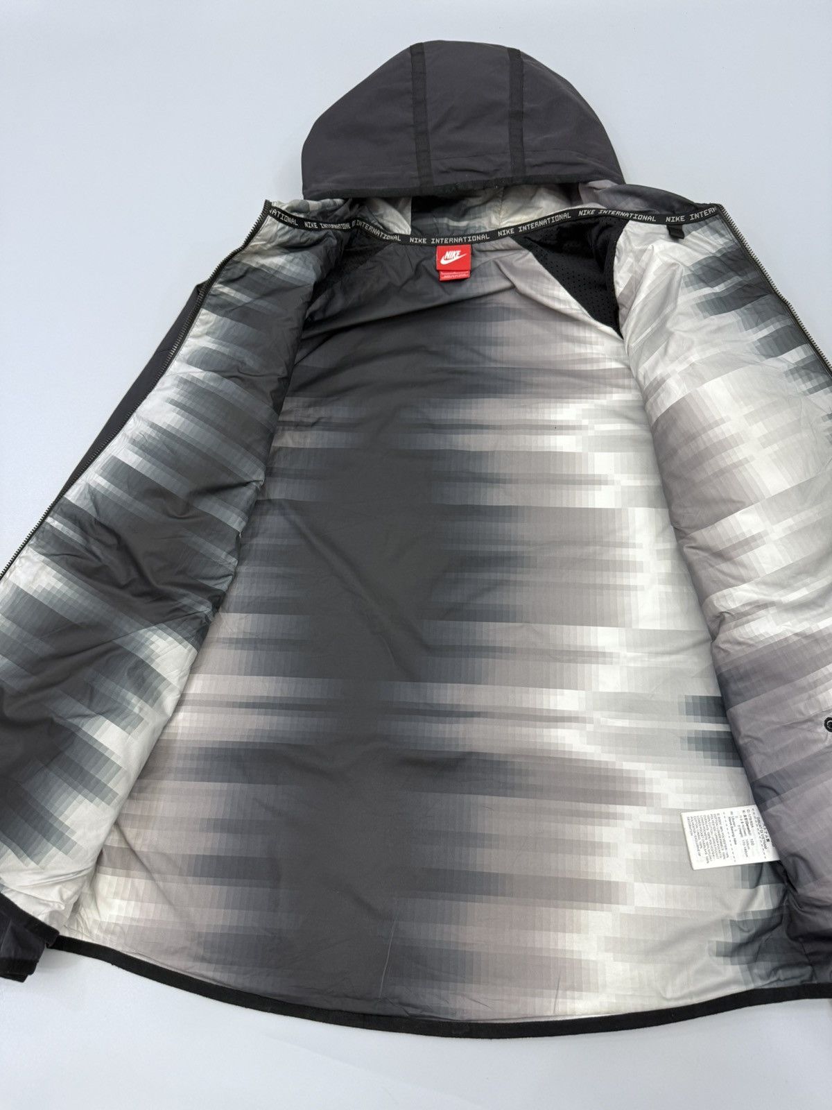Nike 2015 NIKE INTERNATIONAL Windrunner Multipockets Jacket Size US L / EU 52-54 / 3 - 9 Thumbnail