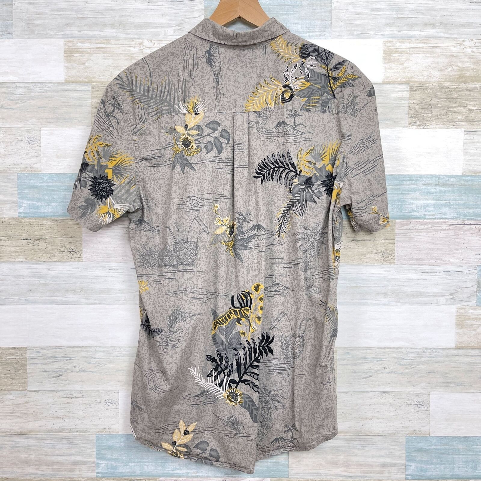 Quiksilver Quiksilver Hawaiian Shirt Gray Tropical Pineapple Mens L Size US L / EU 52-54 / 3 - 4 Thumbnail
