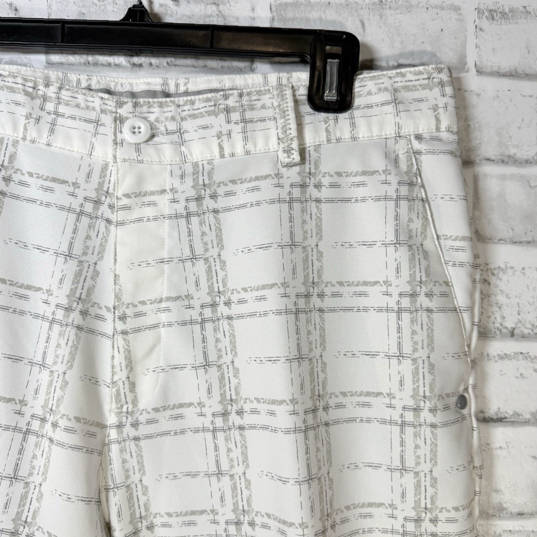 Under Armour Under Armour Shorts Mens Size 34 White Polyester Blend Athletic Casual Chino 34 Regular Mens Size US 34 / EU 50 - 2 Thumbnail