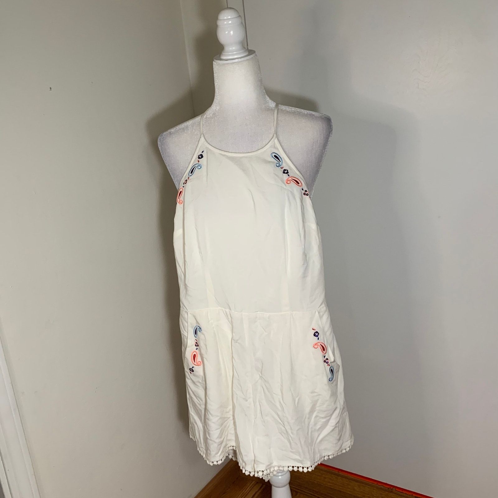 Other Candie’s Embroidered Halter Lace Pockets Romper Size M (NWT) Size 30" / US 8 / IT 44 - 6 Thumbnail