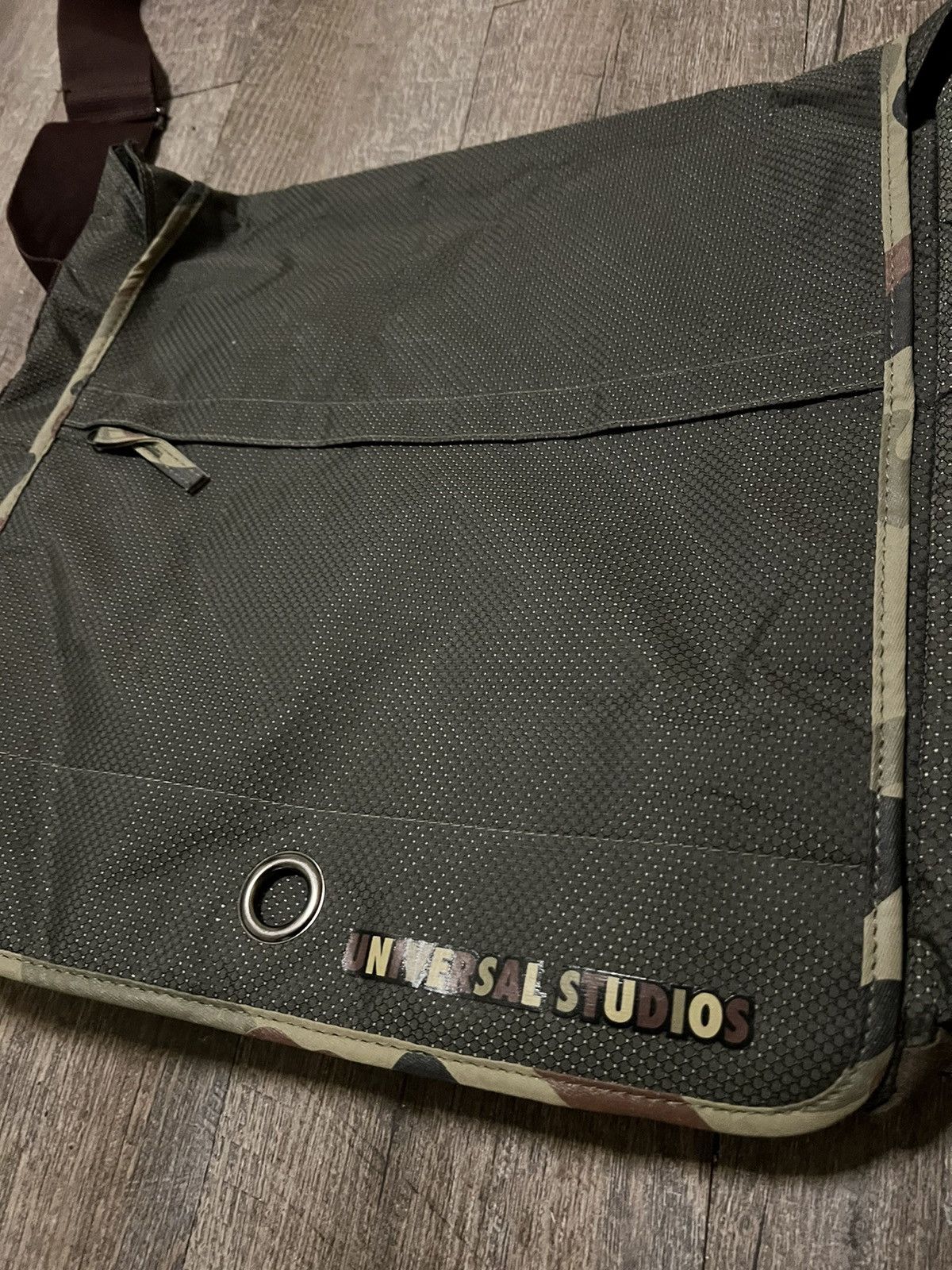 Universal Studios × Vintage Vintage Universal Studios Camo Crossbody Messenger Bag 16x14 Size ONE SIZE - 3 Thumbnail