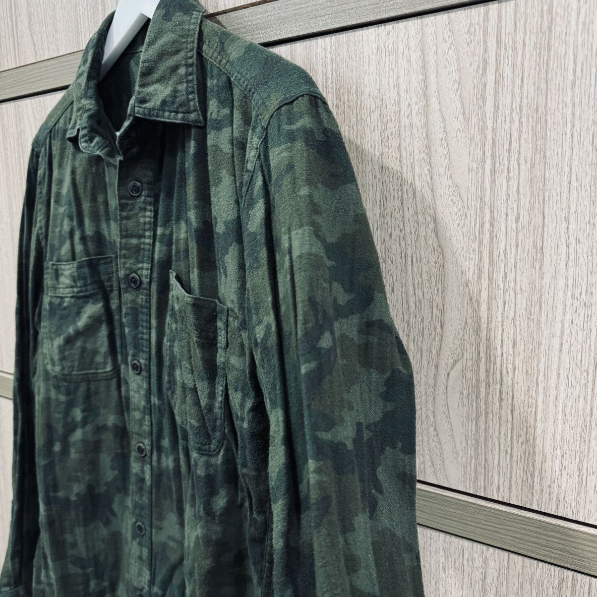 Uniqlo Uniqlo Button Up Camo Shirt Size US M / EU 48-50 / 2 - 3 Thumbnail