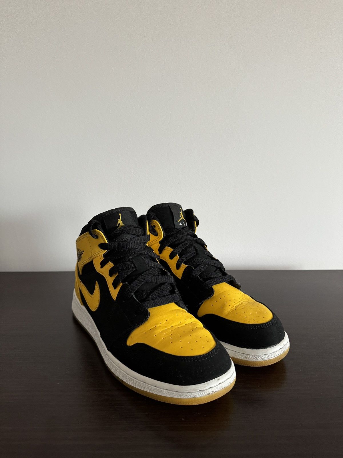 Nike Nike Air Jordan 1 Retro Mid GS “New Love”2016 Sneakers Size US 7 / EU 40 - 2 Thumbnail