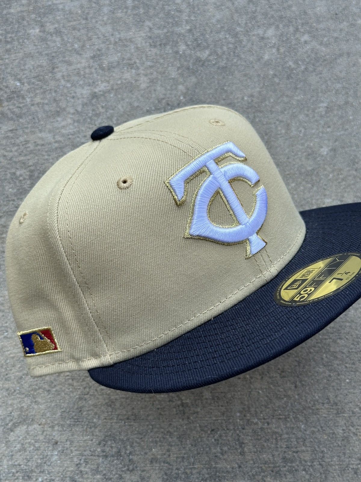 MLB × New Era Minnesota Twins Side Batty Vegas Gold Two Tone Fitted 7 1/4 Size ONE SIZE - 1 Thumbnail
