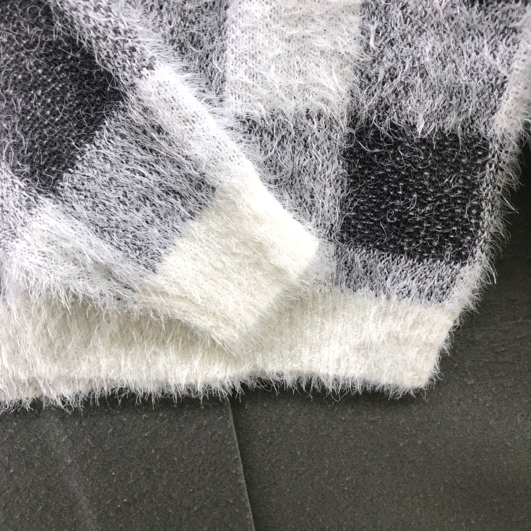 Vintage It's Our Time Women's M Fuzzy Black White Plaid Crewneck Sweater Casual Long Sleeve Stretch Retro Size M / US 6-8 / IT 42-44 - 6 Thumbnail