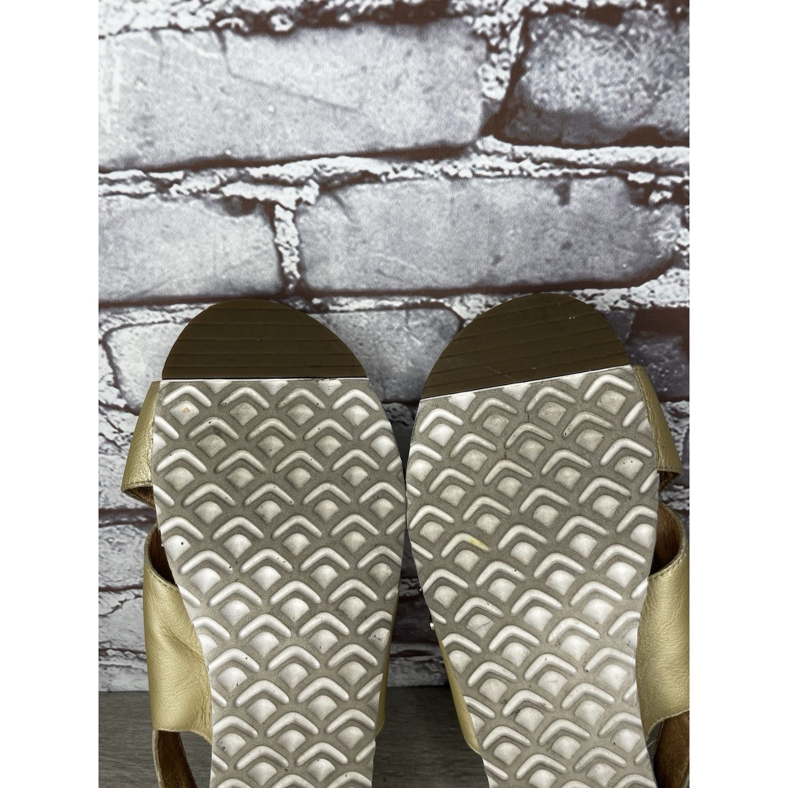 Ugg UGG Gold Leather Kamile Cross Strap Comfort Sandals Women Sz Size US 10 / IT 40 - 9 Thumbnail