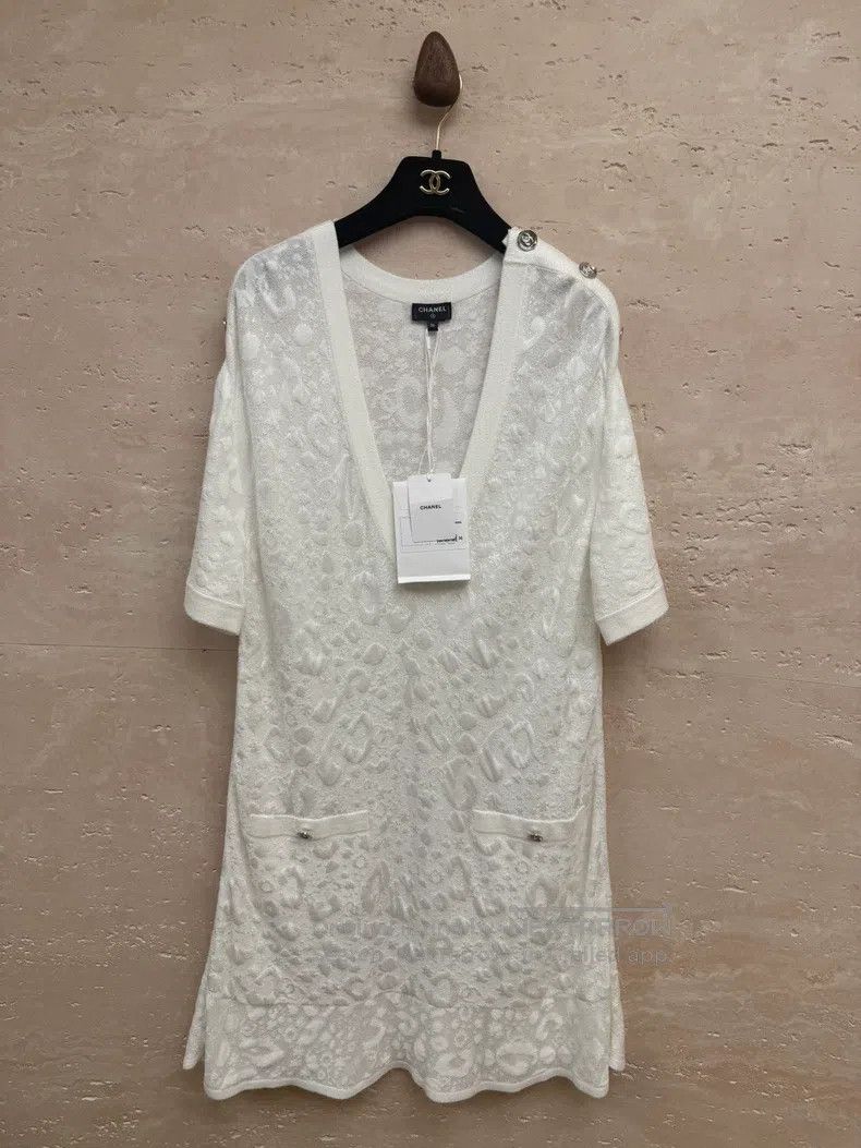 Chanel Chanel 23a white v-neck dress Size XS / US 0-2 / IT 36-38 - 1 Thumbnail