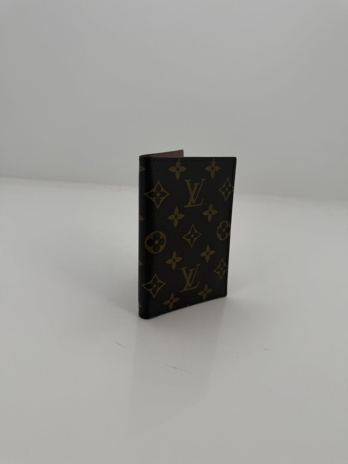 Louis Vuitton Louis Vuitton Passport Cover Monogram Canvas Size ONE SIZE - 3 Thumbnail