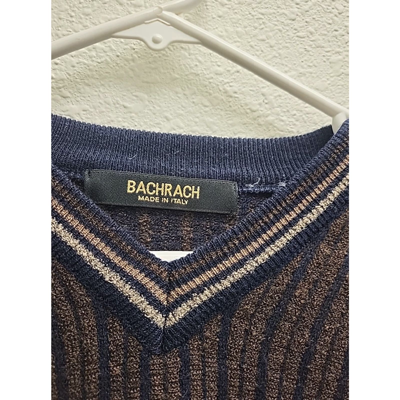 Vintage VINTAGE Bachrach Sweater Men Pullover Wool Blend Blue Brown Geometric V-Neck Medium M, 90s Outdoor Wool, Breathable, Italy Size US M / EU 48-50 / 2 - 4 Thumbnail