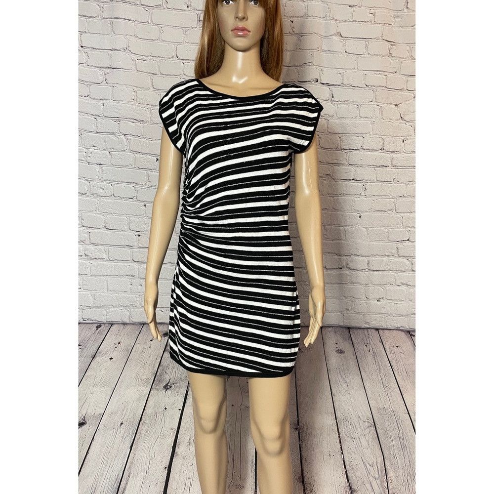 White House Black Market White House Black Market Striped Sleeveless Black White Min Size M / US 6-8 / IT 42-44 - 2 Thumbnail