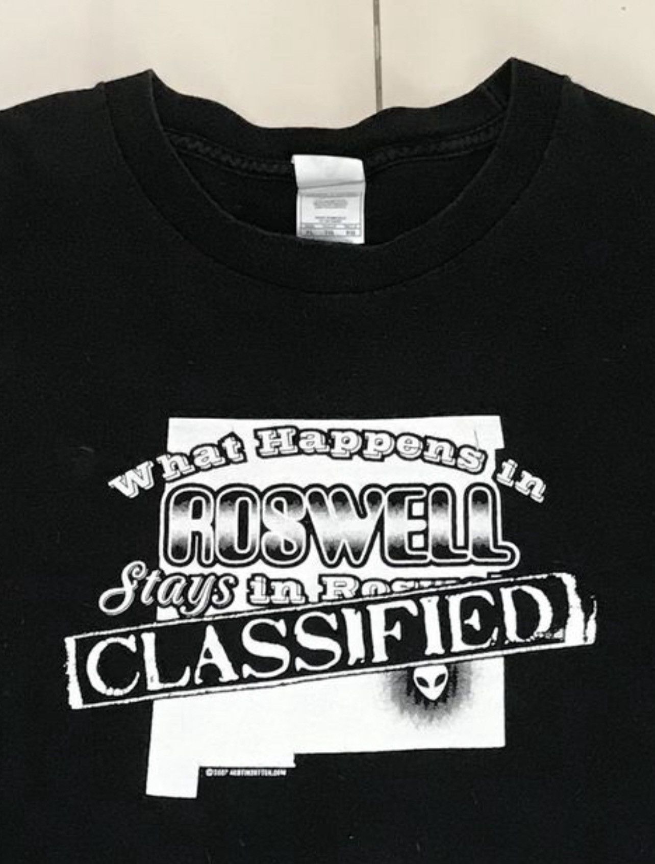 Vintage Vintage Y2K Aliens Classified What Happens in ROSWELL Tee Size US XL / EU 56 / 4 - 1 Thumbnail