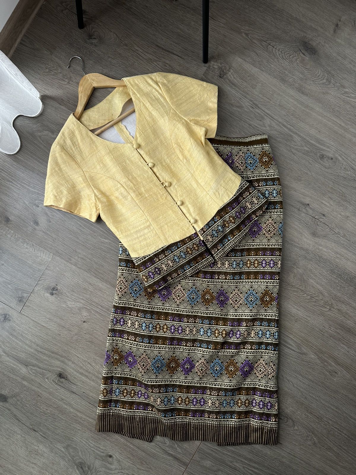 Other UK VTG Beige Thai Set Traditional Dress Skirt Wedding Blouse Size US M / EU 48-50 / 2 - 5 Thumbnail