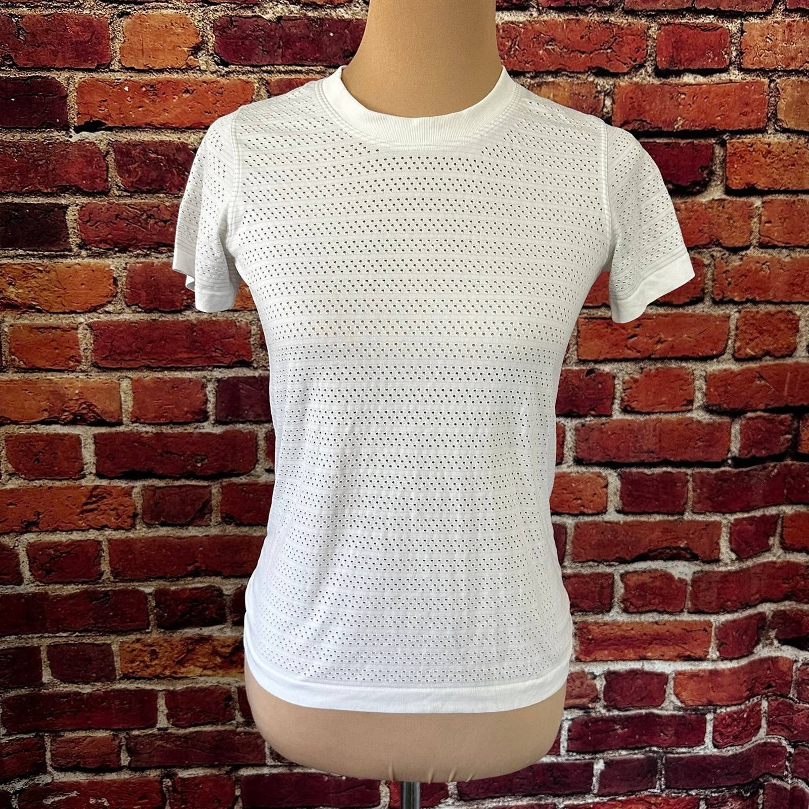 Lululemon Lululemon White womens tee Size S / US 4 / IT 40 - 1 Thumbnail