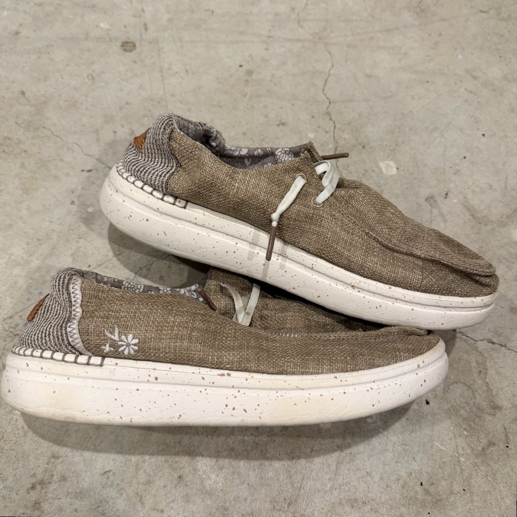 Vintage VINTAGE Hey Dude Wendy Rise Woven Embroidery Tan Sneaker Slip On Womens US 10 40203-265 Size US 10 / IT 40 - 2 Thumbnail