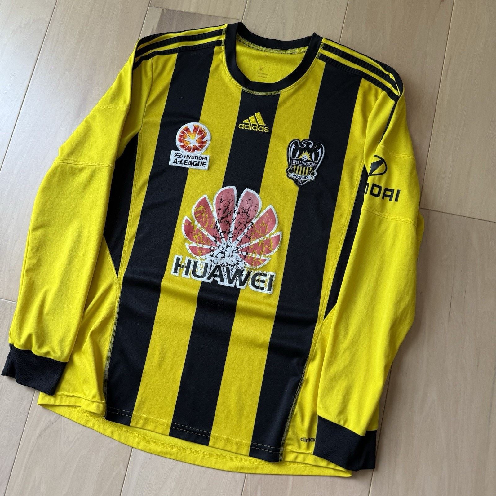 Adidas Wellington Phoenix Home Jersey M Yellow World Cup Soccer Size US M / EU 48-50 / 2 - 9 Thumbnail