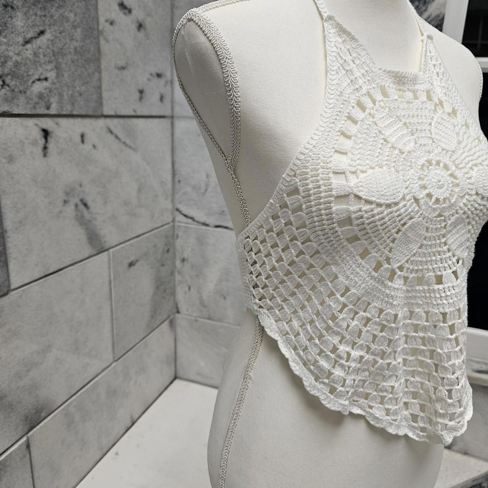 Designer Lovetree Design Women's White Crochet Halter Top Size L / US 10 / IT 46 - 3 Thumbnail