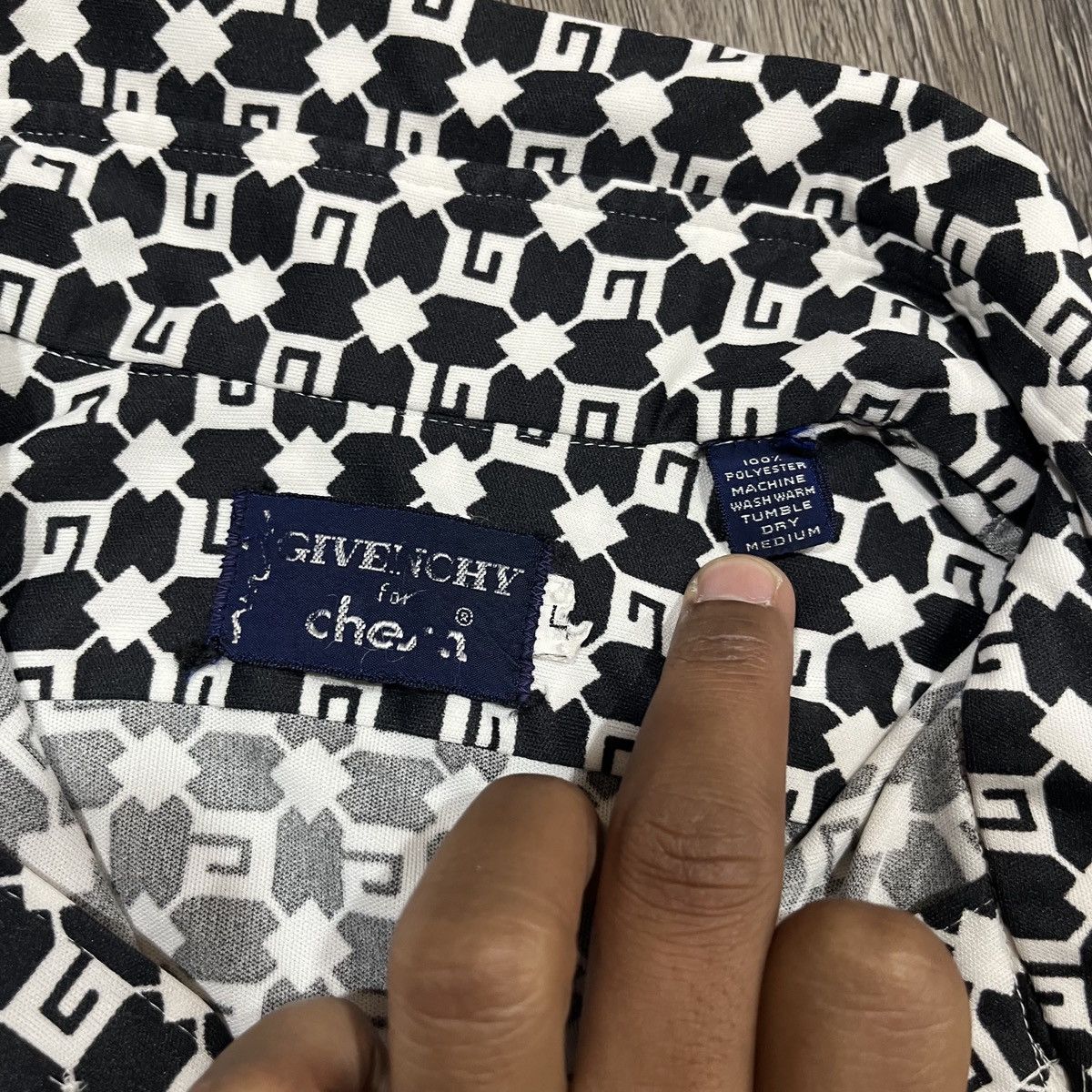 Givenchy 90s Givenchy For Chesa Shirt Monochrome Geometric Logo Size US L / EU 52-54 / 3 - 8 Thumbnail
