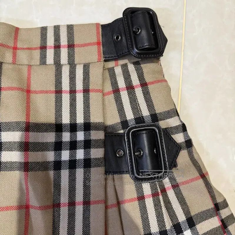 Burberry Burberry Khaki Cotton Women's Skirt. Size 22" - 2 Thumbnail