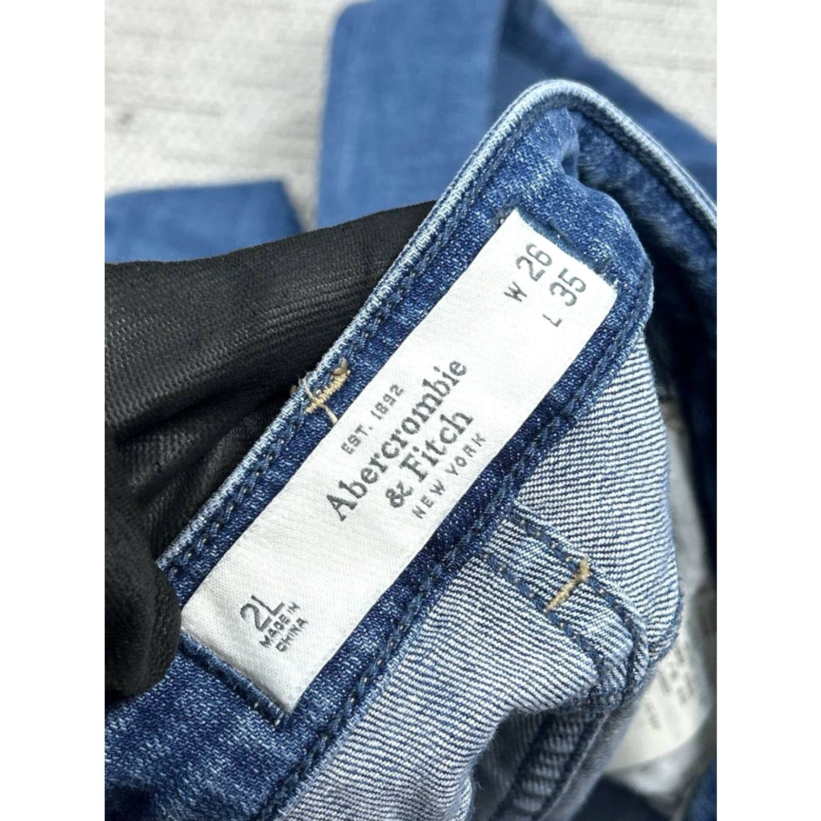 Abercrombie & Fitch Abercrombie & Fitch Jeans Womens 26 Tall Light Wash Denim Low Rise Slim Fit 90s Blues Boys Womens Size 26" / US 2 / IT 38 - 6 Thumbnail