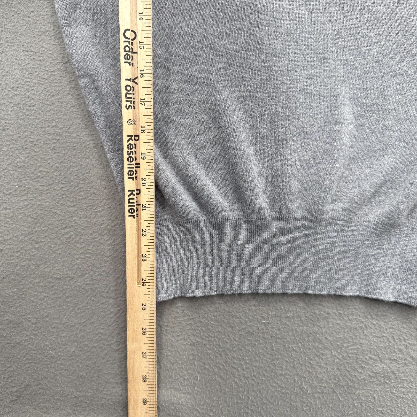 Izod VINTAGE IZOD Sweater Mens Medium Gray V-Neck Pullover Crest Made in USA 90s Size US M / EU 48-50 / 2 - 5 Thumbnail