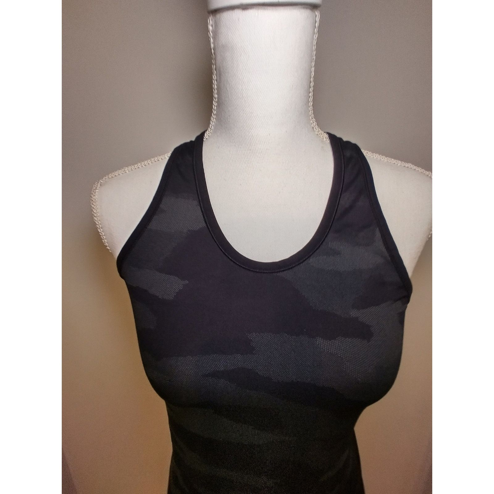 Athleta Athleta Women Momentum Tank Top Camouflage Racerback Size XS Size XS / US 0-2 / IT 36-38 - 2 Thumbnail
