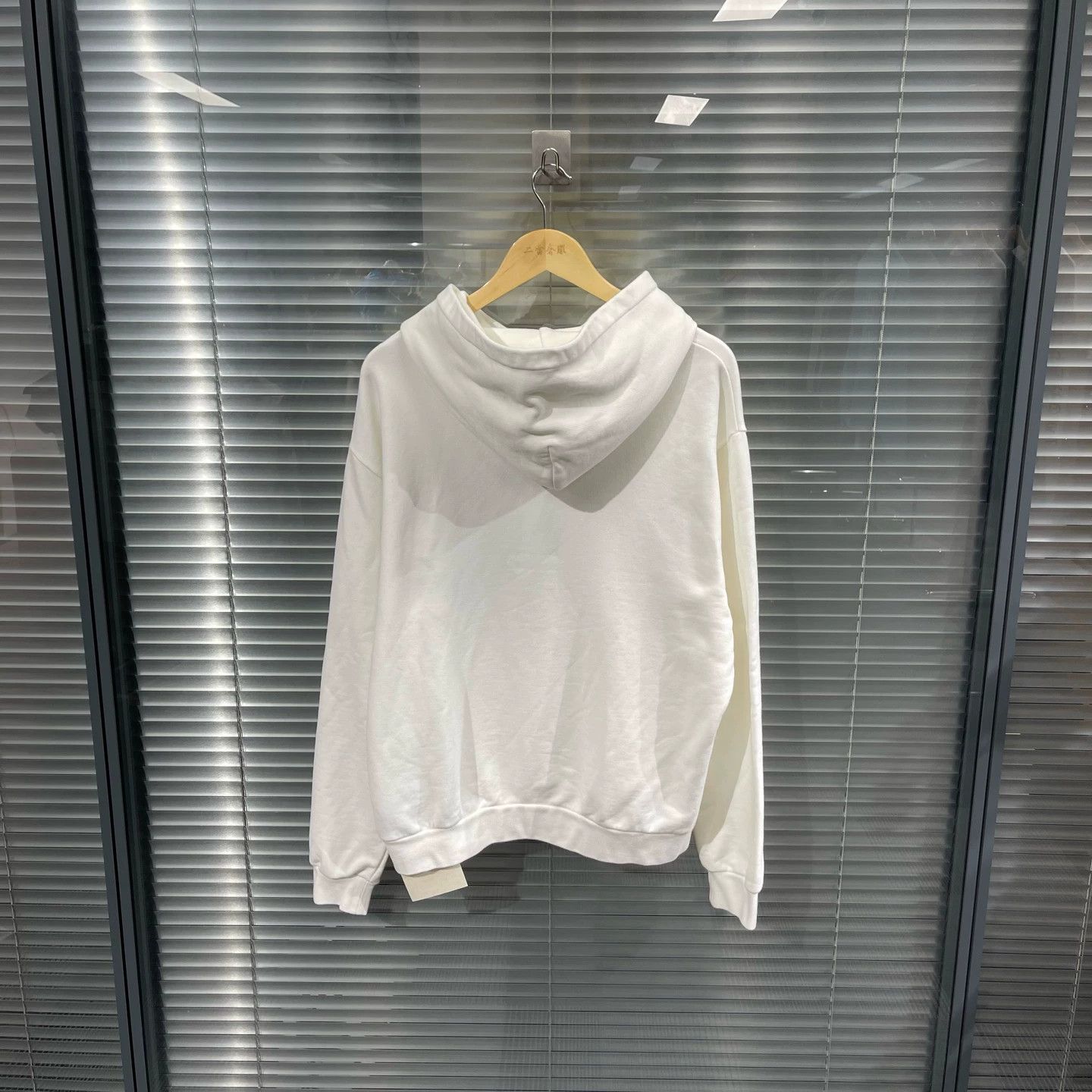 Louis Vuitton LV 25ss White Embossed Logo Hoodie L New Bestseller Size US L / EU 52-54 / 3 - 2 Thumbnail