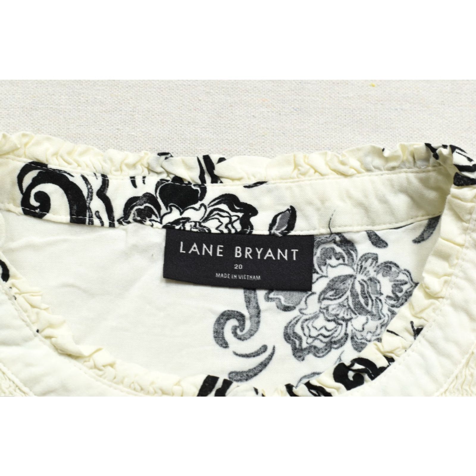 Vintage Lane Bryant Blouse Women 20 Plus White Black Floral Rayon Henley Smocked Casual Shirt Mor e Size 3XL / US 20-22 - 8 Thumbnail