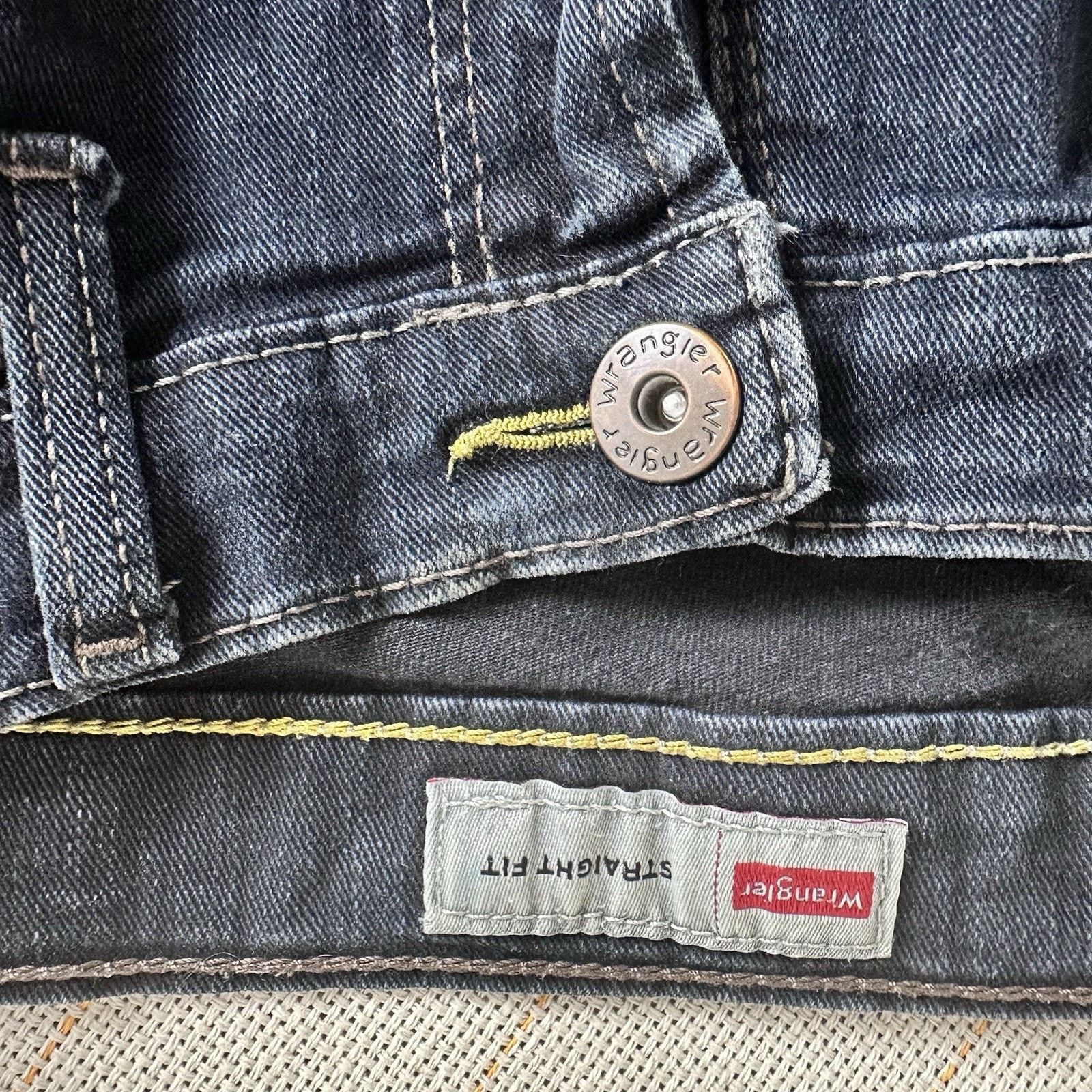 Wrangler Wrangler Men's Blue Denim Dark Wash Taper Straight fit Jeans Size US 32 / EU 48 - 3 Thumbnail