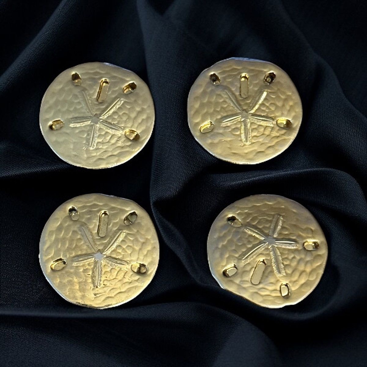 Vintage Vintage gold tone sand dollar button covers Size ONE SIZE - 1 Thumbnail