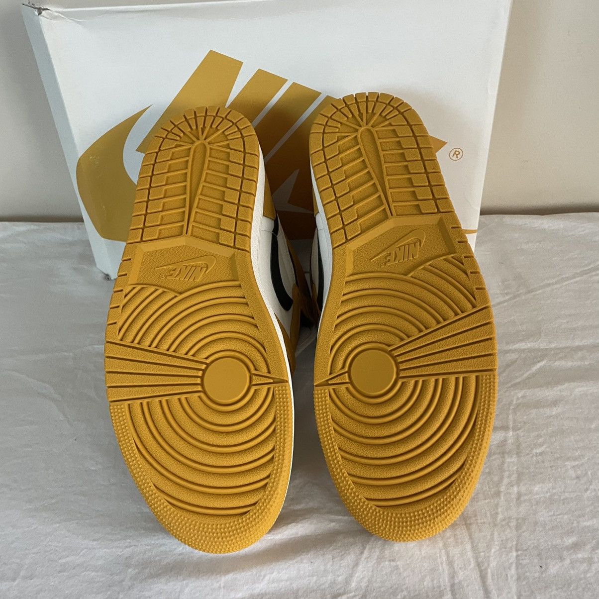 Jordan Brand × Nike Nike Air Jordan 1 Retro High Yellow Ochre Size 13 DZ5485-701 Size US 13 / EU 46 - 7 Thumbnail