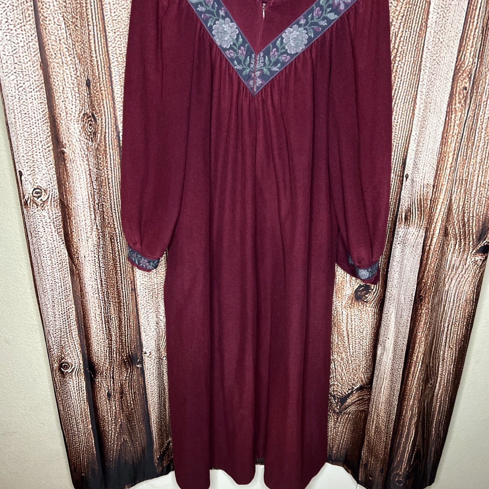 Vintage VINTAGE Vanity Fair Gown Night Maroon Embroidered Velour Kimono 3/4 Sleeve XL Women's Size XL / US 12-14 / IT 48-50 - 2 Thumbnail