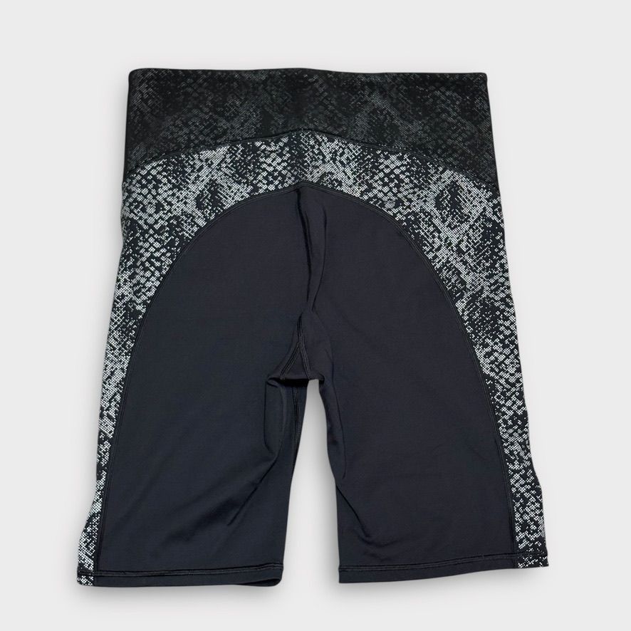 Athleta Athleta Stay Fly 9" Short M Black Silver Reflective EUC Bik Size 30" / US 8 / IT 44 - 4 Thumbnail