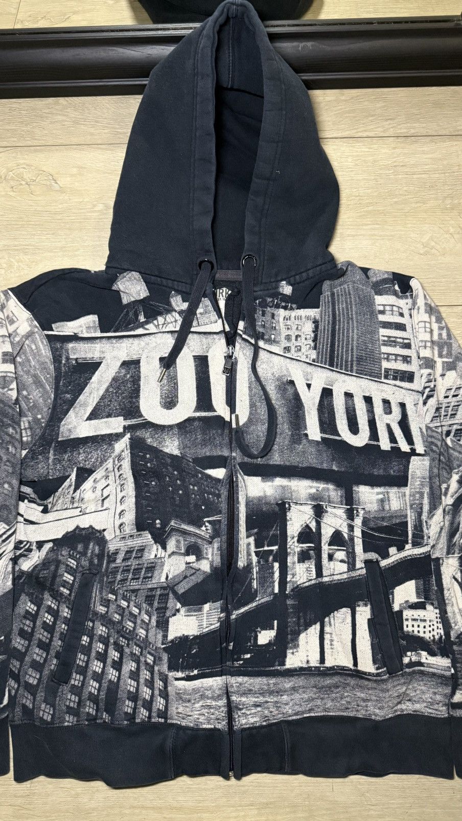 Zoo York Rare Zoo York All Over Print SpellOut NY Drawing Hoodie Size US XL / EU 56 / 4 - 5 Thumbnail