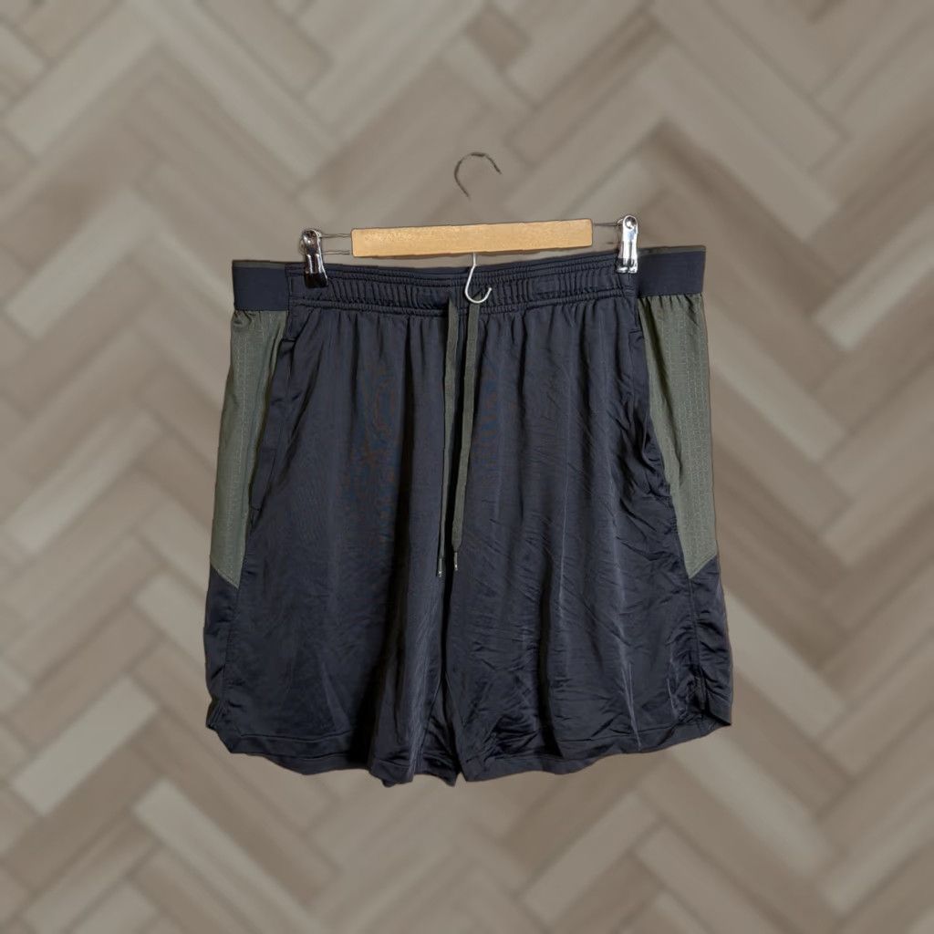 Under Armour Men's Under Armour Shorts Athletic 2XL Black Green Fitted Regular Elastic Waist Lightweight Size US 39 - 1 Thumbnail