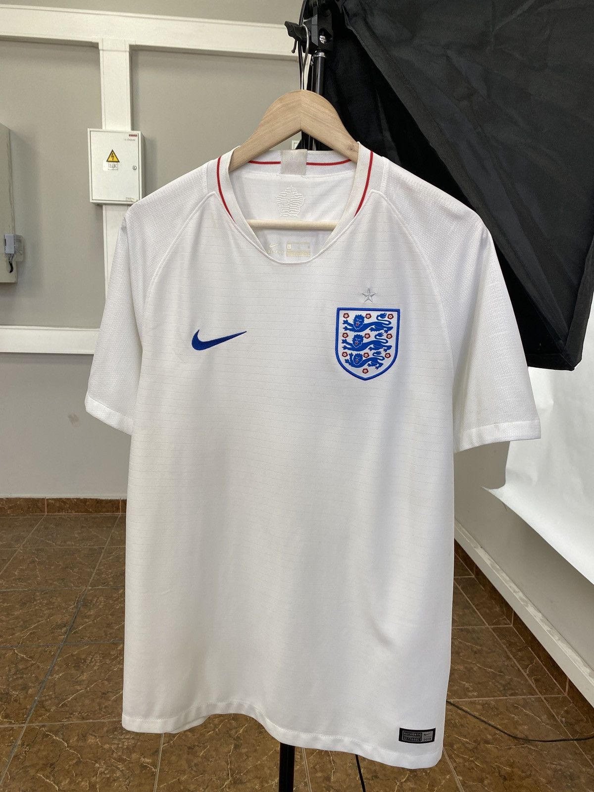 Nike 🏴󠁧󠁢󠁥󠁮󠁧󠁿 2018 Nike England Soccer Jersey T-Shirt Rare Retro Hype Size US L / EU 52-54 / 3 - 1 Thumbnail