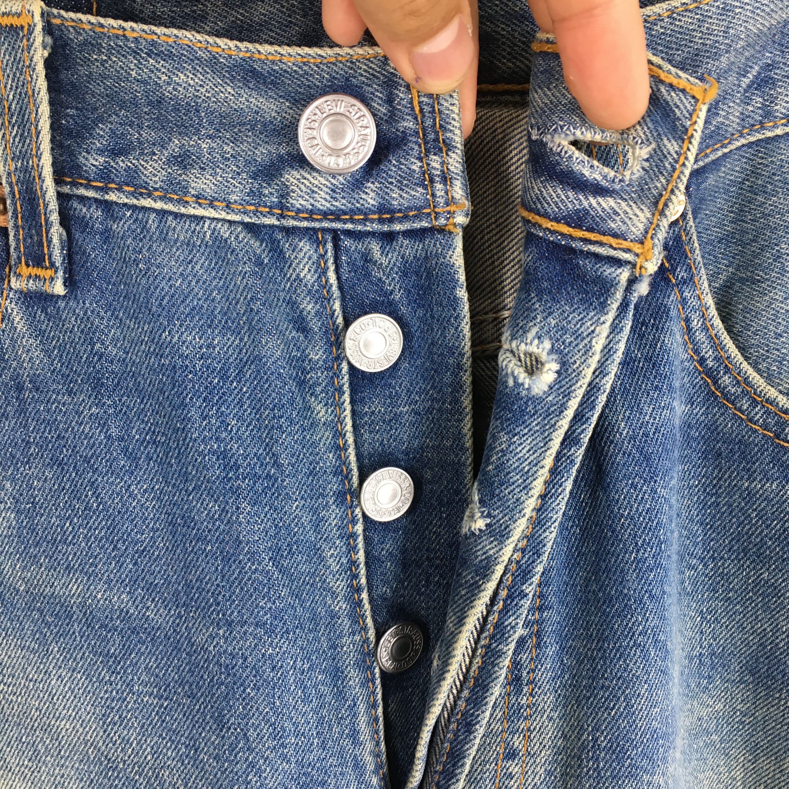 Levi's Size 28x31.5 Vintage 90s Levi's 501 Faded Blue Jeans S1121 Size US 28 / EU 44 - 6 Thumbnail