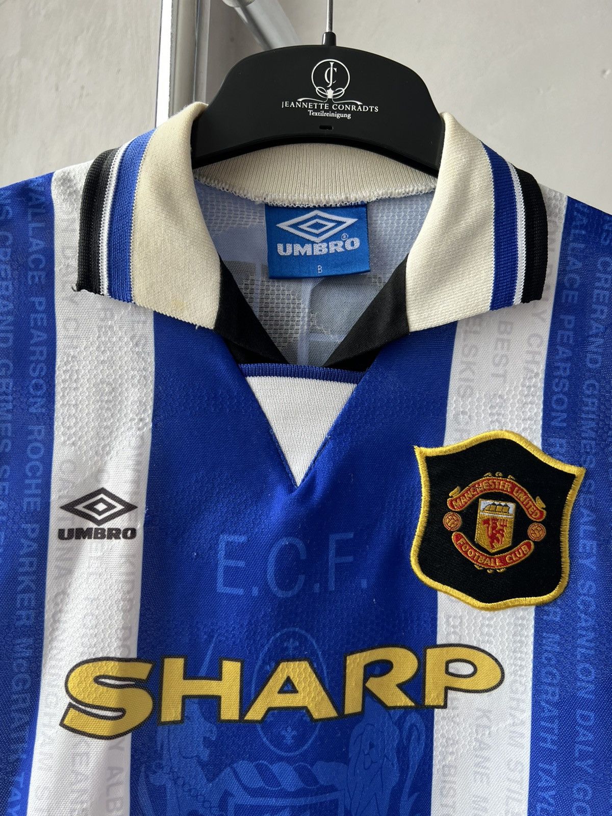 Umbro 1994/96 MANCHESTER UNITED #10 HUGHES SOCCER JERSEY SZ BOYS Size US XXS / EU 40 - 4 Thumbnail