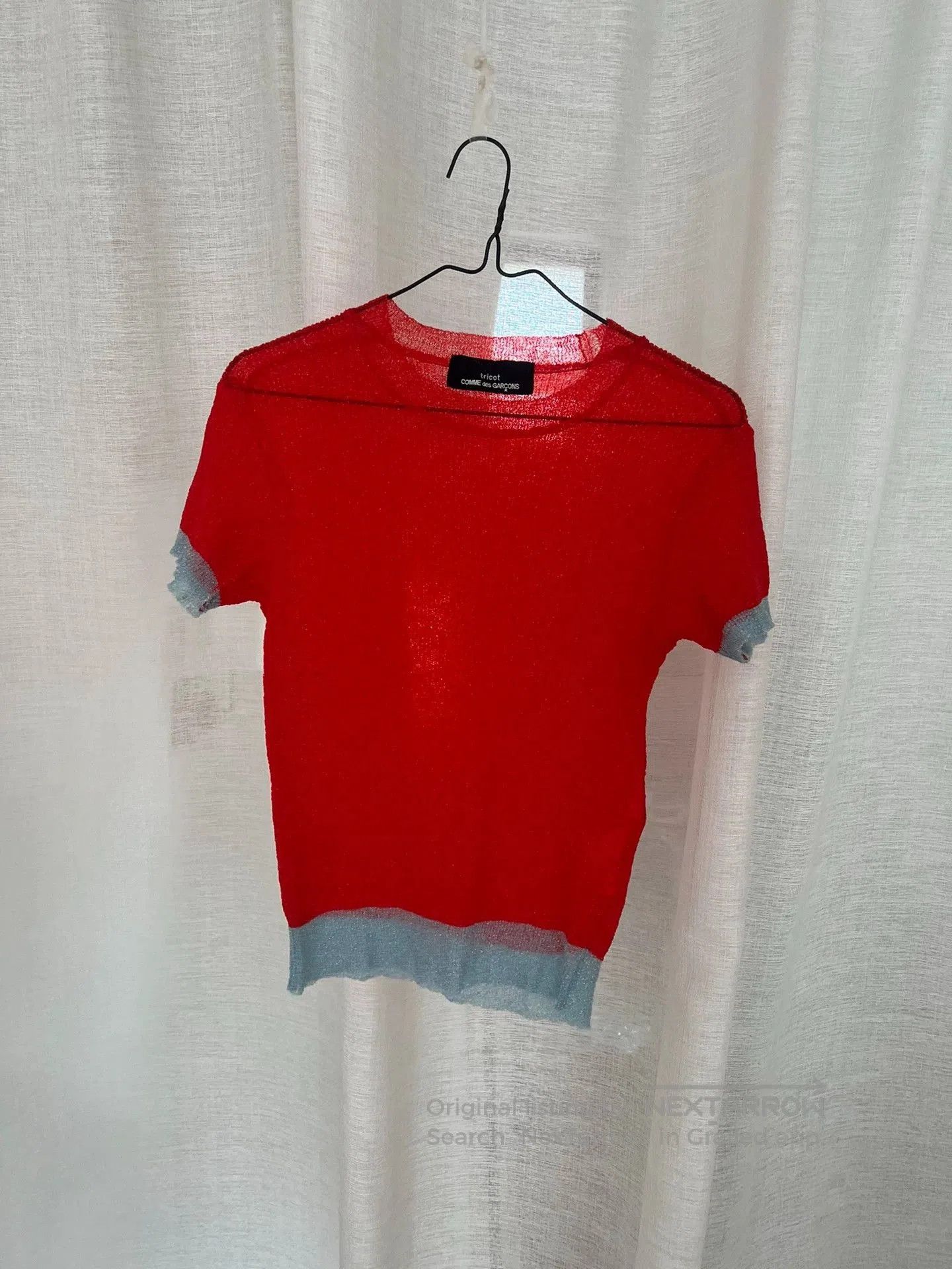 red short-sleeve color-block top.