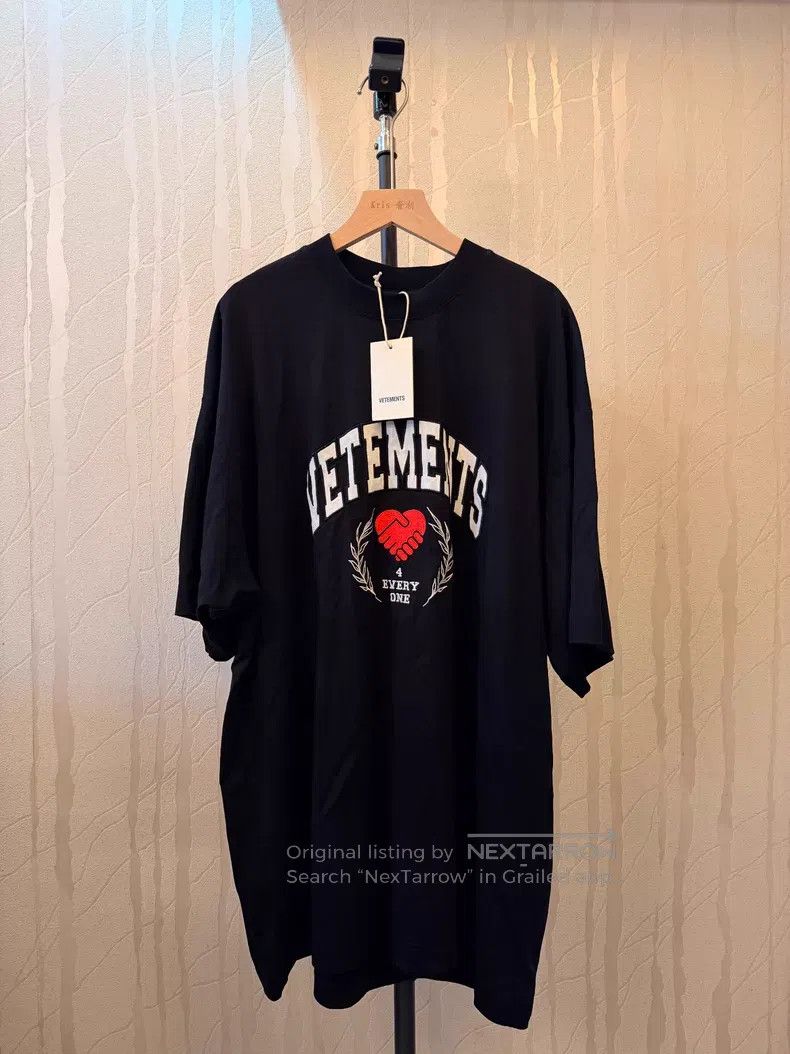 Vetements Vetements Heart Handshake Short Sleeve T-Shirt Size US S / EU 44-46 / 1 - 1 Thumbnail