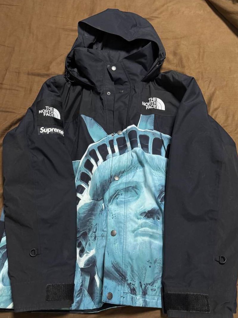 Supreme × The North Face Supreme x The North Face Statue of Liberty Jacket Size L Size US L / EU 52-54 / 3 - 1 Thumbnail