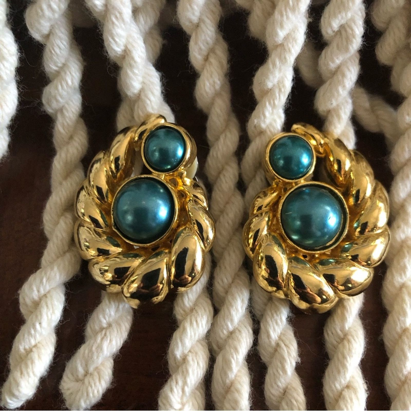 Vintage Vintage dual teal blue pearl gold swirl clip on earrings Size ONE SIZE - 1 Thumbnail