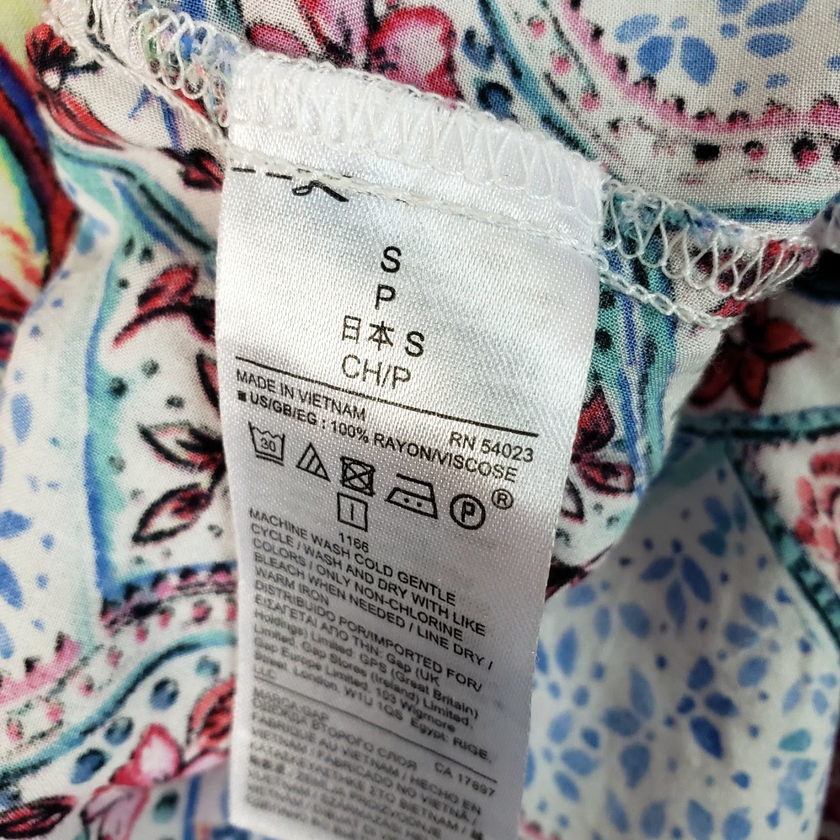 Gap Gap Womens Printed Top Sz Small Blue Pink Short Sleeve Rayon Blouse V-Neck Pullover Modern Basic Shirts Womens 90s? Size S / US 4 / IT 40 - 5 Thumbnail