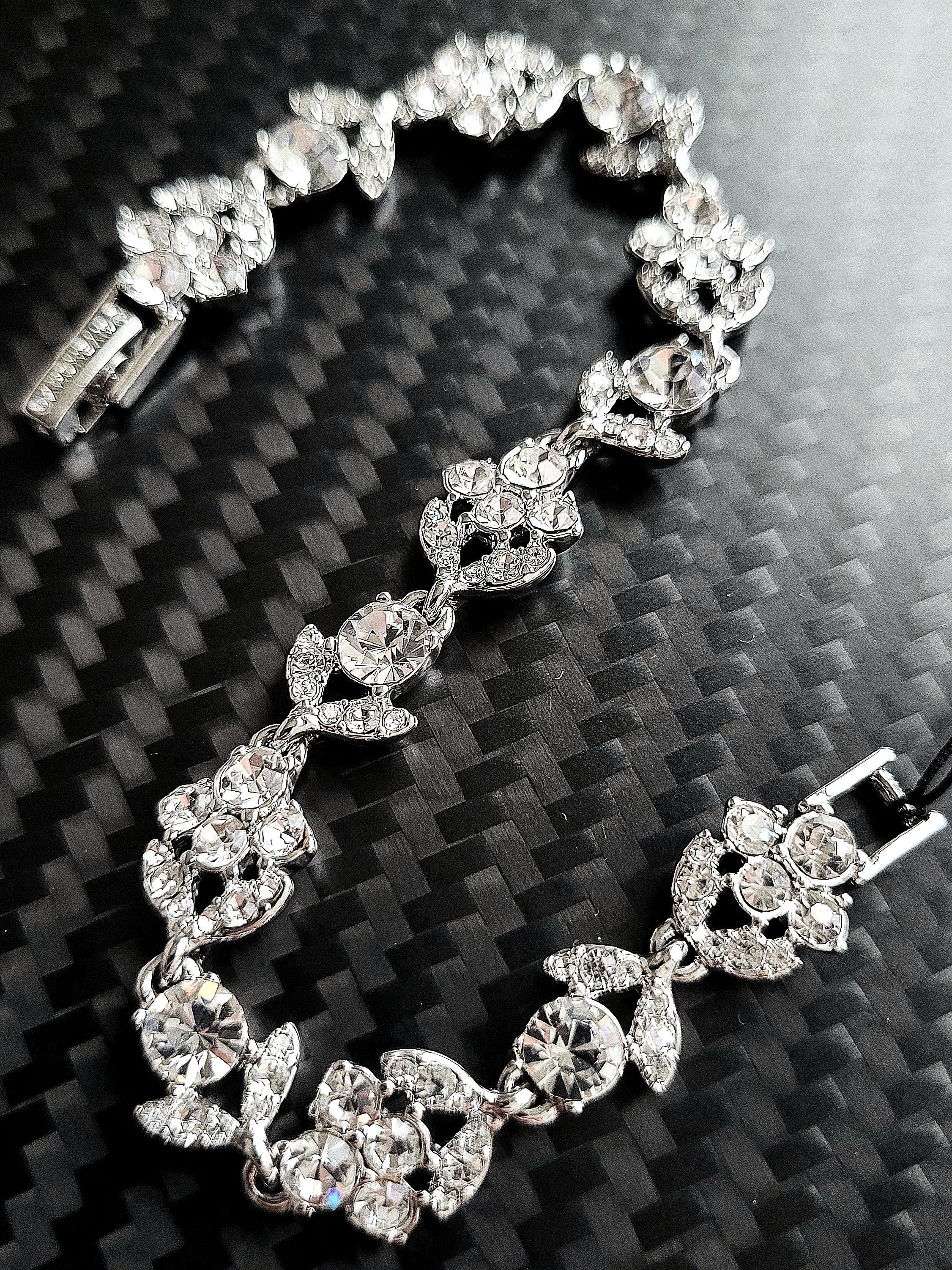 Givenchy 💎 Silver Crystal Clover Leaf Cluster Bracelet 🌿 Size ONE SIZE - 1 Thumbnail