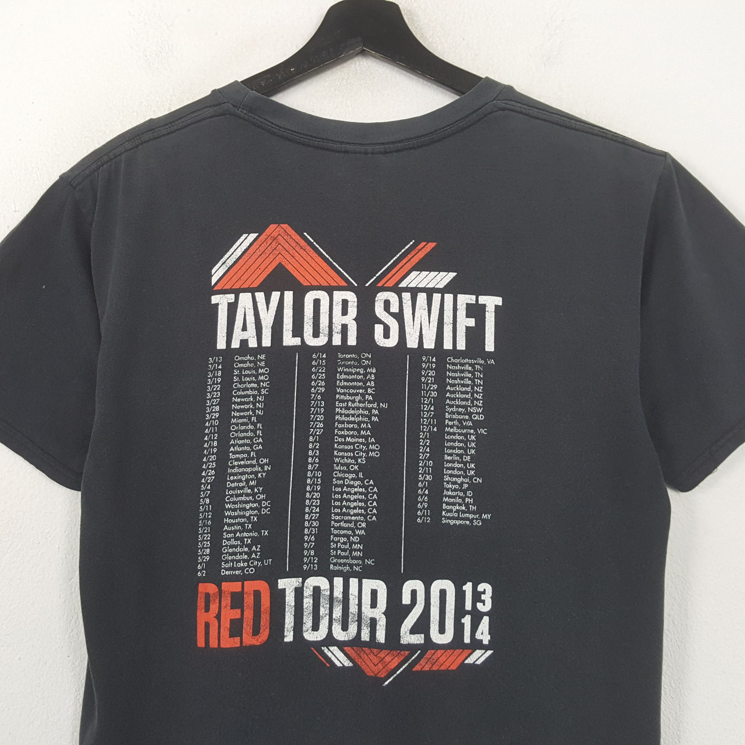 Band Tees Taylor Swift Singer Music Red Tour Tshirt RR7 Size US M / EU 48-50 / 2 - 4 Thumbnail