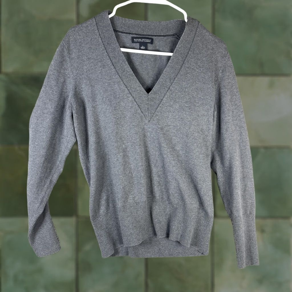 Banana Republic Banana Republic Sweater Womens Large Gray Silk Cashmere V Neck Knit Pullover Size L / US 10 / IT 46 - 1 Thumbnail